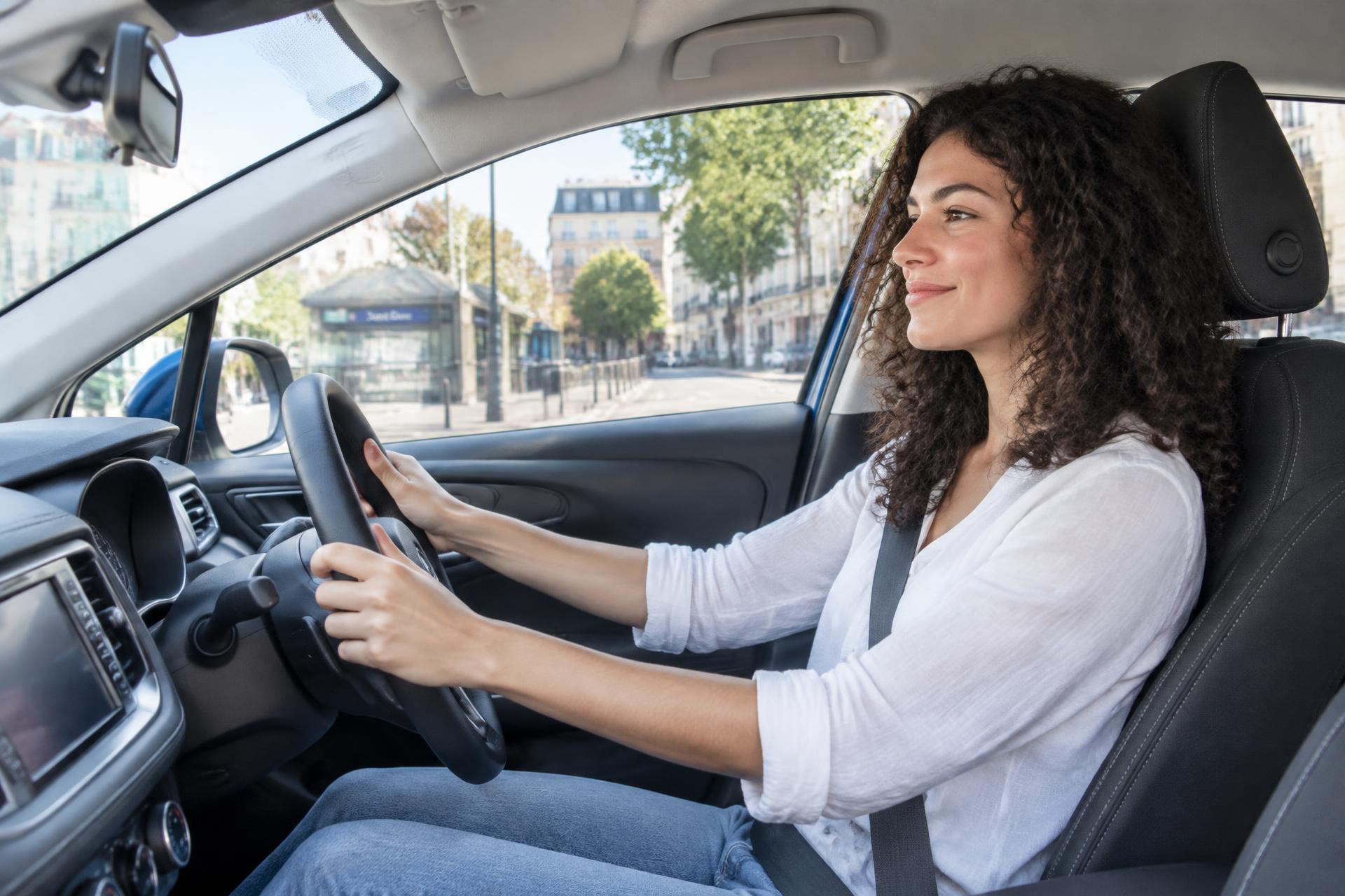 Une jeune conductrice prend confiance au volant d’une voiture